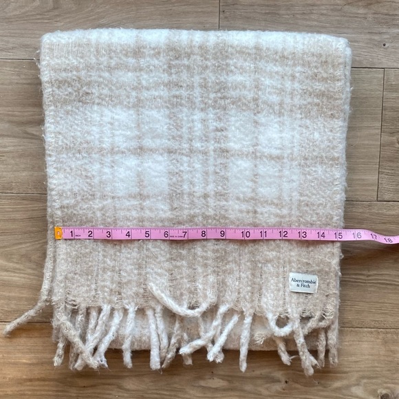 Abercrombie and Fitch Chunky Scarf - Picture 3 of 5